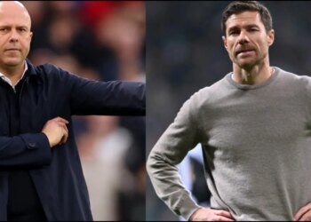 Në çastin më të vështirë për Arne Slot, paraqitet figura e Xabi Alonsos.