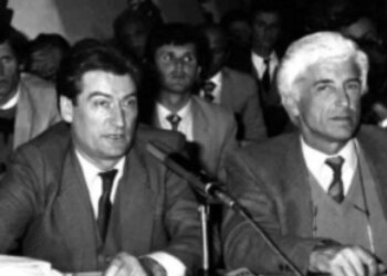 "Neritani njoftoi arrestimin e Nexhmijes, ndërkohë që Berisha shpalli tërheqjen nga qeveria", zbulon Arben Demeti detajet pas skenës: Ceka u ndie i shfrytëzuar dhe dhuroi dorëheqjen.