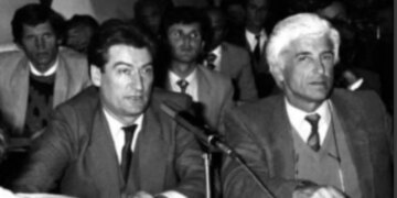 "Neritani njoftoi arrestimin e Nexhmijes, ndërkohë që Berisha shpalli tërheqjen nga qeveria", zbulon Arben Demeti detajet pas skenës: Ceka u ndie i shfrytëzuar dhe dhuroi dorëheqjen.