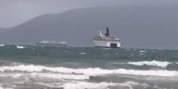 Nesër parashikohen reshje të shumta, ndërsa nisja e tragetit Vlorë-Brindisi është anuluar dhe ndalohet lundrimi i mjeteve të vogla.