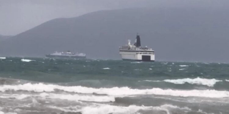 Nesër parashikohen reshje të shumta, ndërsa nisja e tragetit Vlorë-Brindisi është anuluar dhe ndalohet lundrimi i mjeteve të vogla.