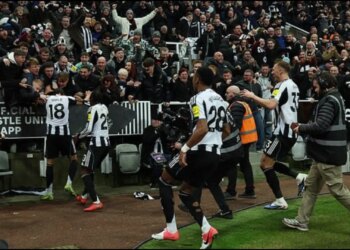 Newcastle me vetëm 10 lojtarë mposht Manchester United, Michael Carrick pë suffers humbjen e parë si trajner.