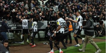 Newcastle me vetëm 10 lojtarë mposht Manchester United, Michael Carrick pë suffers humbjen e parë si trajner.