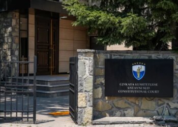 Ngërçi në Kosovë, Vetëvendosja paraqet në Kushtetuese dekretin e Osmanit për të shpërndarë Kuvendin.