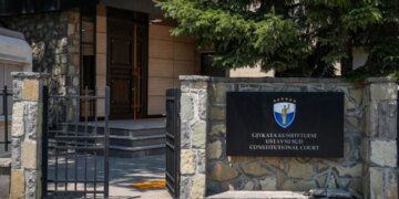 Ngërçi në Kosovë, Vetëvendosja paraqet në Kushtetuese dekretin e Osmanit për të shpërndarë Kuvendin.