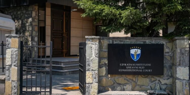 Ngërçi në Kosovë, Vetëvendosja paraqet në Kushtetuese dekretin e Osmanit për të shpërndarë Kuvendin.