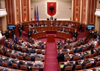 Nis seanca plenare/ Opozita proteston me pankarta brenda sallës, jashtë zhvillohet një protestë, mazhoranca pritet të refuzojë kërkesën e SPAK për arrestimin e Ballukut.