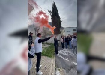 Një adoleshent u plagos me thikë/ Nxënësit e gjimnazit në Delvinë organizojnë protestë: Refuzojmë të hyjmë në shkollë deri në marrjen e masave të sigurisë.
