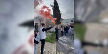 Një adoleshent u plagos me thikë/ Nxënësit e gjimnazit në Delvinë organizojnë protestë: Refuzojmë të hyjmë në shkollë deri në marrjen e masave të sigurisë.