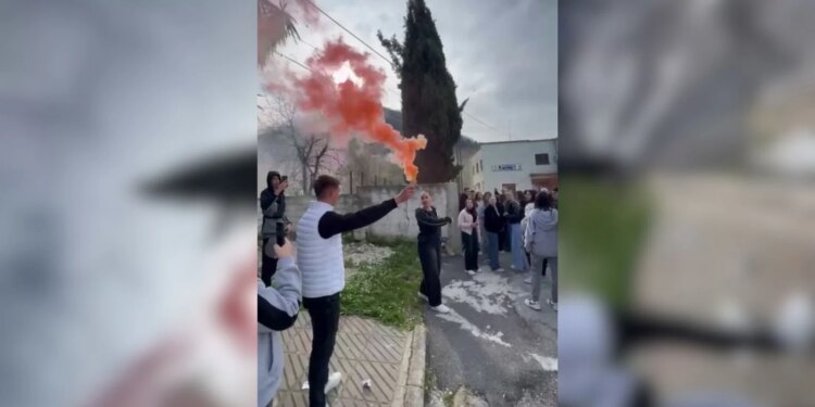 Një adoleshent u plagos me thikë/ Nxënësit e gjimnazit në Delvinë organizojnë protestë: Refuzojmë të hyjmë në shkollë deri në marrjen e masave të sigurisë.