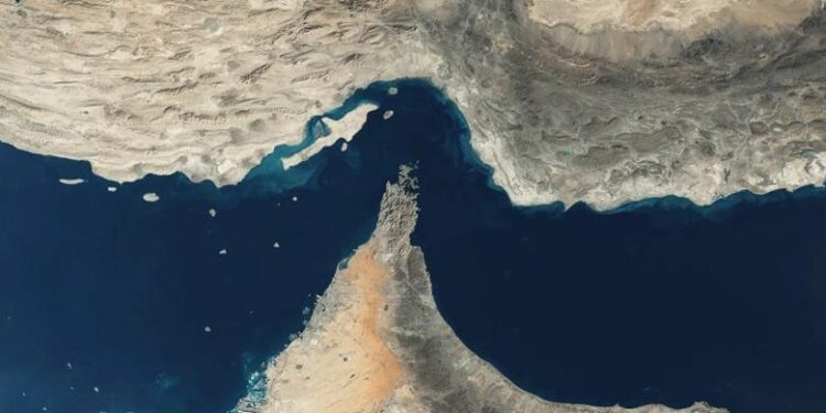 Një anije nga India kalon në pjesën lindore të Ngushticës së Hormuzit, ndërkohë që 27 anije të tjera vazhdojnë të jenë të bllokuara.