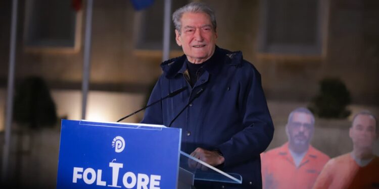 Një ditë pas protestës, Berisha organizon foltoren: Opozita nuk e ka fjalën në Kuvend, ne nuk përmjet dhunës marrim pushtetin.