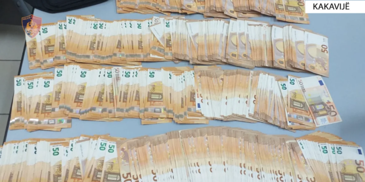 Një grua në Kakavijë përballët me akuzën penale për tentativën e nxjerrjes së një shumës parash të pa deklaruara nga Shqipëria.