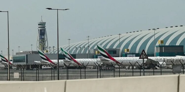 Një individ humb jetën nga një raketë në Dubai/ Britania e Madhe fillon fluturimet me çarter për qytetarët britanikë që janë në këtë zonë.