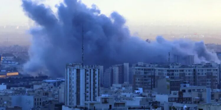 “Një natë e frikshme: 30 shpërthime në Teheran”/ Banorët ndajnë përjetimet e tmerrshme nga sulmet e SHBA-së dhe Izraelit.
