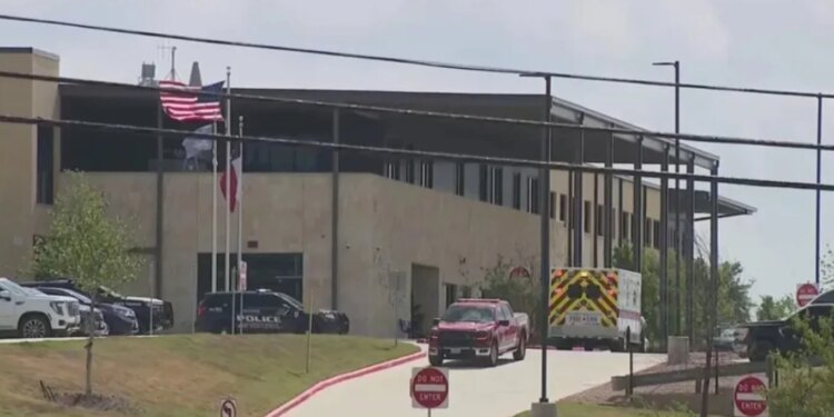 Një nxënës 15-vjeçar vret mësuesen në një shkollë në Teksas dhe më pas kryen vetëvrasje.