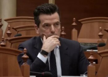 Nuk e la foltoren dhe pati përplasje verbale me deputetët e PS, grupi i socialistëve kërkon përjashtimin e Agron Shehajt për 20 ditë.