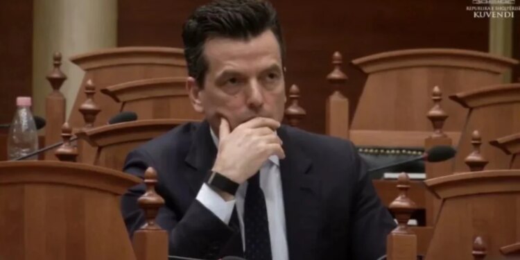 Nuk e la foltoren dhe pati përplasje verbale me deputetët e PS, grupi i socialistëve kërkon përjashtimin e Agron Shehajt për 20 ditë.