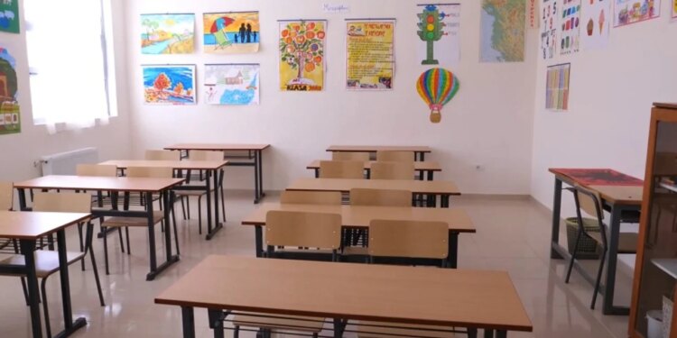 Nuk ndërhyhet në përplasje mes nxënësve, procedohen mësuesja, psikologia dhe oficerja e sigurisë në shkollën 9-vjeçare në Vlorë.