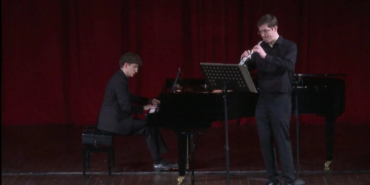 Oboisti shqiptar-gjerman triumfon në konkursin “Ymer Skënderi”, 75 kandidatët u vlerësuan nga dirigjenti i njohur Shlomo Mintz.