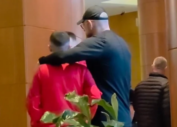 Olsi Rama në hotelin e Kombëtares në Varshavë, vizitë befasuese për dy ish-lojtarët e Partizanit.