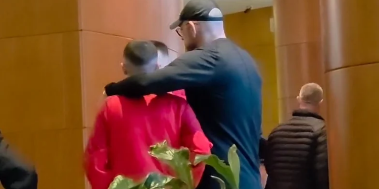 Olsi Rama në hotelin e Kombëtares në Varshavë, vizitë befasuese për dy ish-lojtarët e Partizanit.