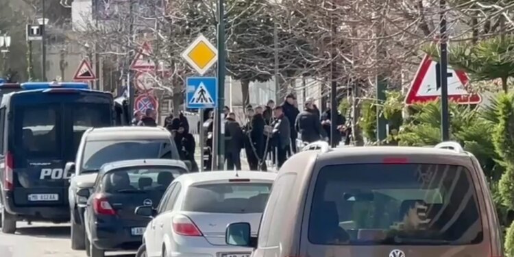 Operacioni i shpejtë në Vlorë përfundon, forcat e RENEA-s dhe FNSH-së tërhiqen nga zona e Ujit të Ftohtë.