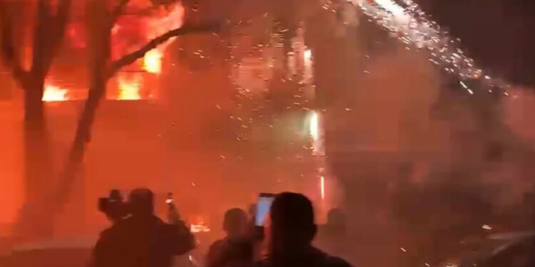 Opozita proteston me konflikte dhe përdorim molotovësh, katër të arrestuar.