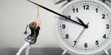 Ora u përshtat: Akrepat u kthyen një orë prapa, duke na lejuar të shfrytëzojmë më mirë dritën e diellit gjatë verës.