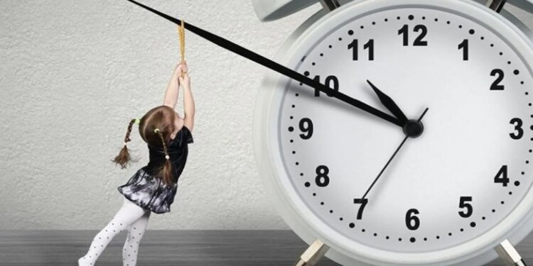 Ora u përshtat: Akrepat u kthyen një orë prapa, duke na lejuar të shfrytëzojmë më mirë dritën e diellit gjatë verës.