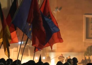 PD hedh molotovë ndaj institucioneve, Balla reagon: I hedhin me flamujt e BE dhe gjermanë në duar.