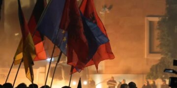 PD hedh molotovë ndaj institucioneve, Balla reagon: I hedhin me flamujt e BE dhe gjermanë në duar.