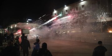 PD proteston për 3 orë: Hedhje molotovësh dhe fishekzjarresh, 14 arrestime në kryeqytet.