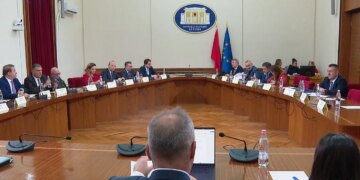 PS dhe PD po diskutojnë për Kushtetutën, opozita kërkon reforma në sistemin elektoral, mazhoranca: Vetëm nëse reduktohet numri i deputetëve.