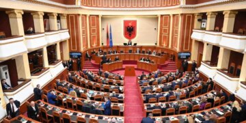 PS kërkon ndërprerjen e pjesëmarrjes së Klevis Balliut dhe Gazment Bardhit në punimet e Kuvendit, duke u drejtuar Sekretariatit të Etikës.