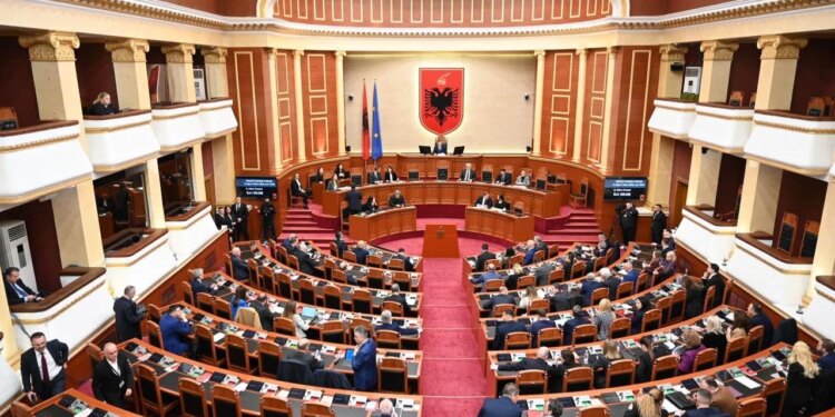 PS kërkon ndërprerjen e pjesëmarrjes së Klevis Balliut dhe Gazment Bardhit në punimet e Kuvendit, duke u drejtuar Sekretariatit të Etikës.