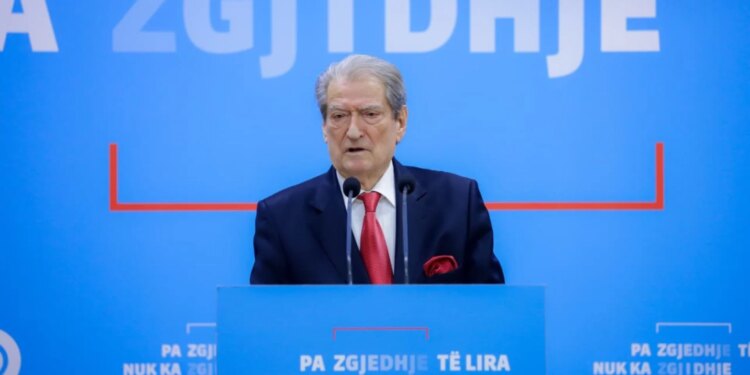 PS nuk e pranoi kërkesën e SPAK për arrestimin e Ballukut, ndërsa Berisha akuzon se ai sulmoi drejtësinë dhe qytetarët shqiptarë.