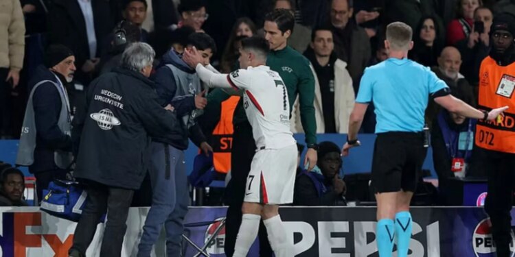 PSG-Chelsea, UEFA nis hetimet për Pedro Neton, për incidentin me mbledhësin e topave.