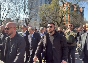 Pak minuta para fillimit të protestës, Berisha dhe përkrahësit e tij i bëjnë thirrje Parlamentit.