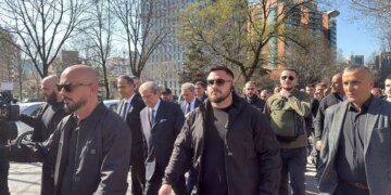 Pak minuta para fillimit të protestës, Berisha dhe përkrahësit e tij i bëjnë thirrje Parlamentit.