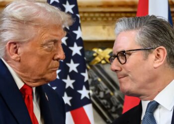 Pak orë pas kritikave nga Trump, Starmer ka realizuar një telefonatë me presidentin amerikan, ku është diskutuar për përdorimin e bazave ajrore britanike.