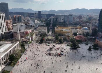 Pamje ajrore/ Tirana feston Ditën e Verës, qytetarët zënë rrugët e kryeqytetit