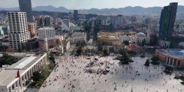 Pamje ajrore/ Tirana feston Ditën e Verës, qytetarët zënë rrugët e kryeqytetit