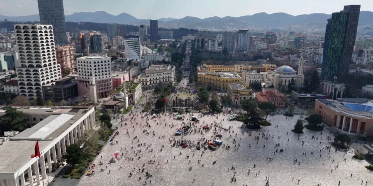 Pamje ajrore/ Tirana feston Ditën e Verës, qytetarët zënë rrugët e kryeqytetit