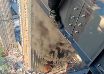 Pamje alarmuese: Punëtorët kinezë në skela në Tel Aviv dëshmojnë rënien e një rakete në ndërtesën nën ta.