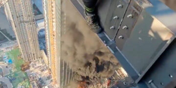 Pamje alarmuese: Punëtorët kinezë në skela në Tel Aviv dëshmojnë rënien e një rakete në ndërtesën nën ta.