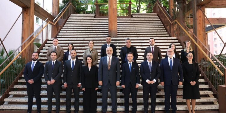 Pamje zyrtare e kabinetit të qeverisë 'Rama 4'/ Kryeministri ndan imazhe nga mbledhja e Këshillit të Ministrave, së bashku me Koçiun.