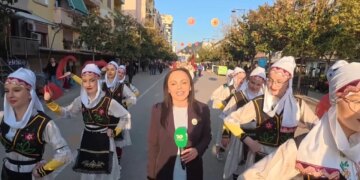 Parada folklorike në Elbasan, grupe nga të gjitha trevat shqiptare prezantojnë kostumet dhe vallet tradicionale.