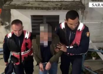 Parandalohet krimi në Sarandë: Një 62-vjeçar sulmon fqinjët me armë, policia ndërhyn në kohë.