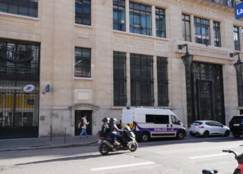 Parandalohet një sulm me bombë në afërsi të Bankës Amerikane në Paris; arrestohet një individ, ndërsa një tjetër është në arrati.